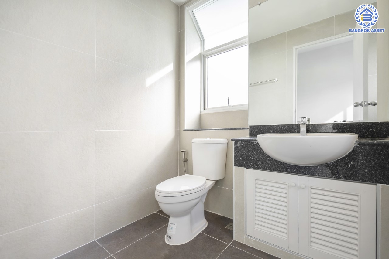 บ้านมือสองตกแต่งใหม่ แบรนด์ LH หลังมุม ม.มัณฑนา ติดถนนราชพฤกษ์  เนื้อที่ 67.6 ตร.ว. มีพื้นที่สนามหญ้าด้านข้างกว้างกว่า 100 ตร.ม. ฟังก์ชัน 3 ห้องนอน 3 ห้องน้ำ จอดรถได้ 2 คัน Facilities ตอบโจทย์ทุกกิจกรรม! บนทำเลใกล้วงเวียนพระราม5 เซ็นทรัลเวสต์เกต และรถไฟฟ้า "สถานีบางรักน้อยท่าอิฐ"